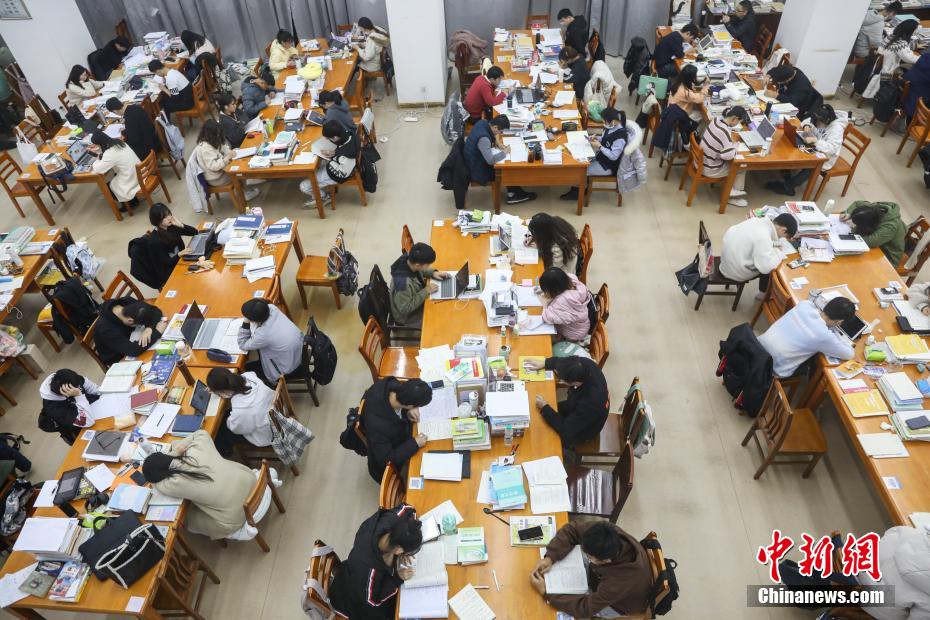 資料圖：眾多考研學(xué)生在南昌大學(xué)圖書館的自習(xí)室內(nèi)復(fù)習(xí)備考。 劉力鑫 攝