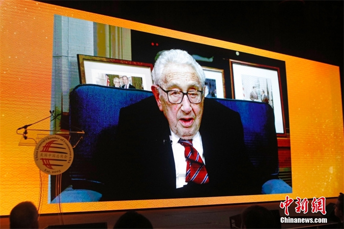 當?shù)貢r間2023年1月18日晚，美國中國總商會(CGCC)在紐約舉行2023年中國農(nóng)歷新年晚宴。圖為亨利·基辛格以視頻方式致辭。<a target='_blank' href='/' _fcksavedurl='/'><p  align=