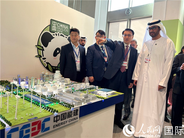 COP28主席蘇爾坦·賈比爾參觀中國角展示。人民網(wǎng)記者任皓宇攝