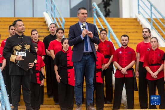 12月2日，希臘文化部副部長(zhǎng)赫里斯托斯·季馬斯（中）在希臘雅典圣誕劇場(chǎng)舉行的“中希國(guó)際戲劇節(jié)”開(kāi)幕式上講話。新華社發(fā)（馬里奧斯·羅洛斯攝）