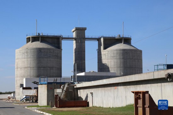 這是11月28日在突尼斯蘇塞市拍攝的中企承接建造的哈姆敦污水處理站一角。位于北非的突尼斯連續(xù)數(shù)年遭遇干旱，居民生活和農(nóng)業(yè)生產(chǎn)受到嚴(yán)重影響。突尼斯媒體近日報道了中企承接的突尼斯南部蘇塞市污水處理廠項目，稱贊它不僅為當(dāng)?shù)剞r(nóng)民提供了穩(wěn)定的灌溉水源，還減少了環(huán)境污染。新華社記者 黃靈 攝