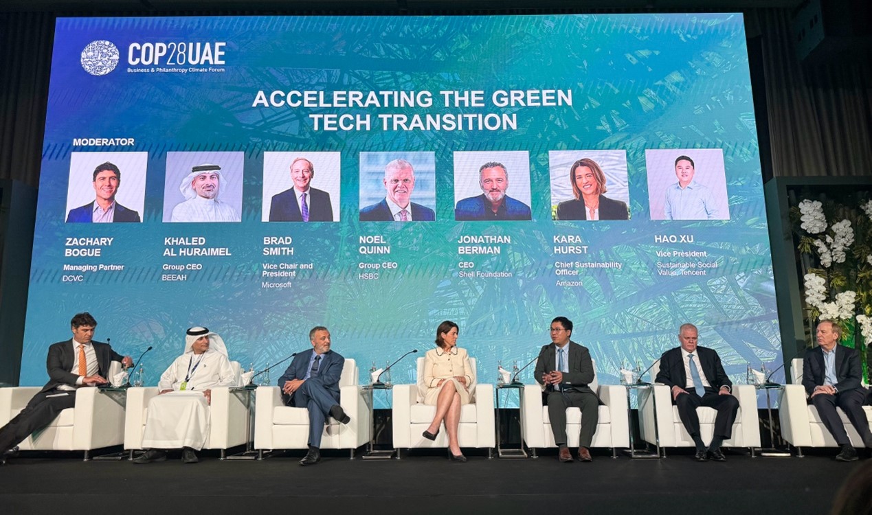 騰訊可持續(xù)社會價值副總裁、騰訊碳中和實驗室負責人許浩（右三）在COP28上和微軟公司主席(右一)、匯豐銀行全球首席執(zhí)行官(右二)以及亞馬遜首席可持續(xù)發(fā)展官(左四)等對話。圖片由騰訊公司提供