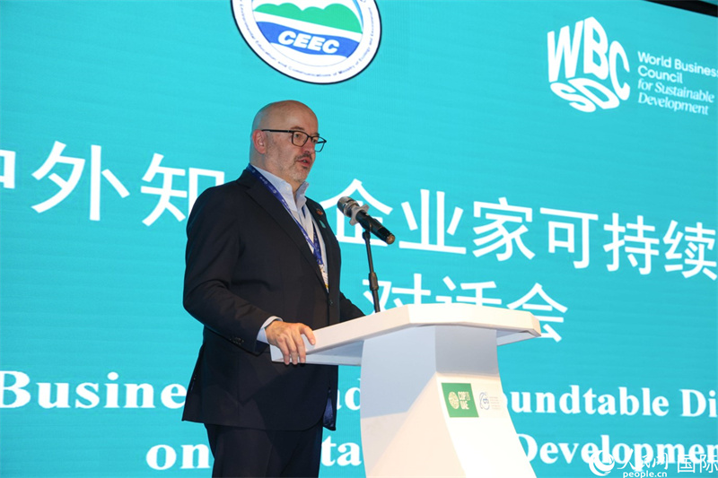 世界可持續(xù)發(fā)展工商理事會會長兼主席貝德凱致辭。人民網(wǎng)記者任皓宇攝