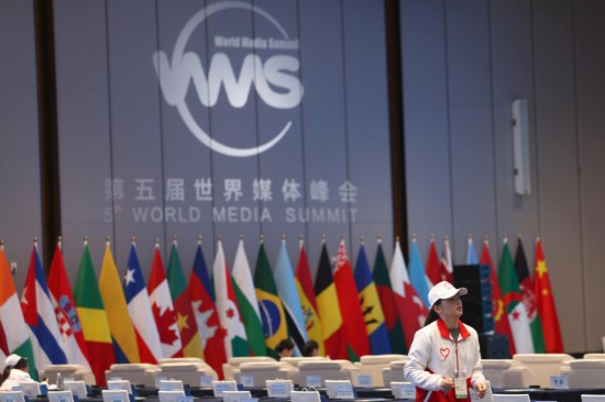   2023年12月2日，一名志愿者在廣州南沙灣濱海會議中心布置會場。（新華社記者李明攝）