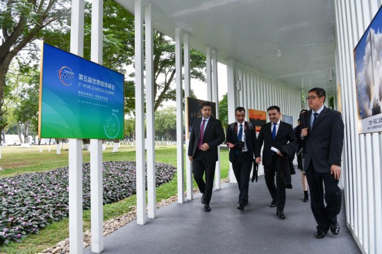   2023年12月2日，參會代表抵達(dá)廣州南沙灣濱海會議中心。（新華社記者梁旭攝）