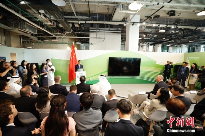 當(dāng)?shù)貢r(shí)間11月30日，《聯(lián)合國(guó)氣候變化框架公約》第28次締約方大會(huì)(COP28)中國(guó)角開(kāi)幕式暨“生態(tài)文明與美麗中國(guó)實(shí)踐”邊會(huì)在迪拜舉行。圖為中國(guó)生態(tài)環(huán)境部部長(zhǎng)黃潤(rùn)秋在邊會(huì)上發(fā)表致辭。<a target='_blank' href='/' _fcksavedurl='/'><p  align=