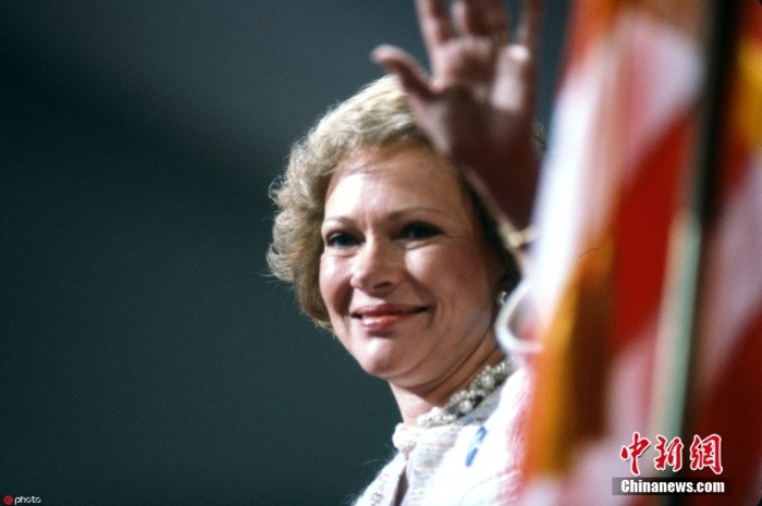 當?shù)貢r間11月19日，卡特中心宣布，美國前第一夫人羅莎琳·卡特于當天去世，享年96歲。根據(jù)卡特中心發(fā)布的聲明，在家人的陪伴下，羅莎琳·卡特在佐治亞州普萊恩斯的家中平靜地去世?？ㄌ刂行?7日宣布，羅莎琳·卡特開始接受臨終關懷。圖為羅莎琳·卡特資料圖。圖/ICphoto