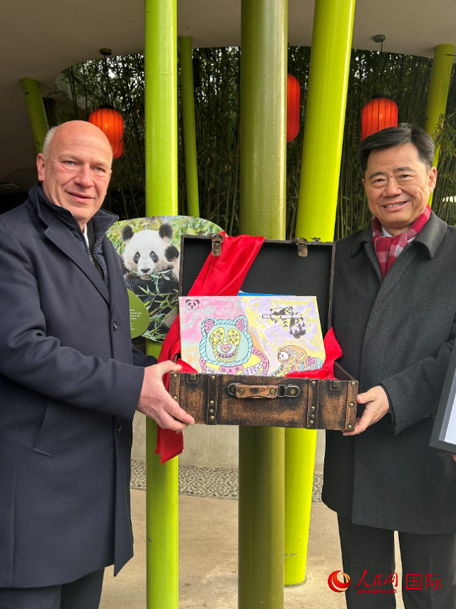吳墾大使和韋格納市長手捧德國兒童為“夢想”“夢圓”準(zhǔn)備的手繪“送別大禮包”。人民網(wǎng)記者 徐馨攝