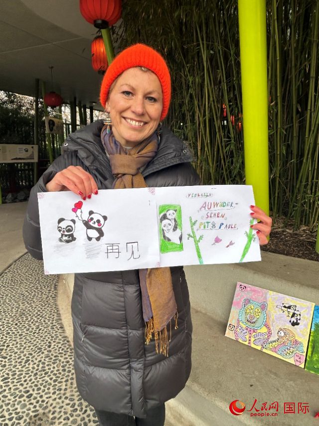 桑德拉和德國小朋友們的作品。右圖寫著“祝福好運(yùn)，再見 Pit和Paule（“夢想”“夢圓”的德語名字）”。人民網(wǎng)記者 徐馨攝