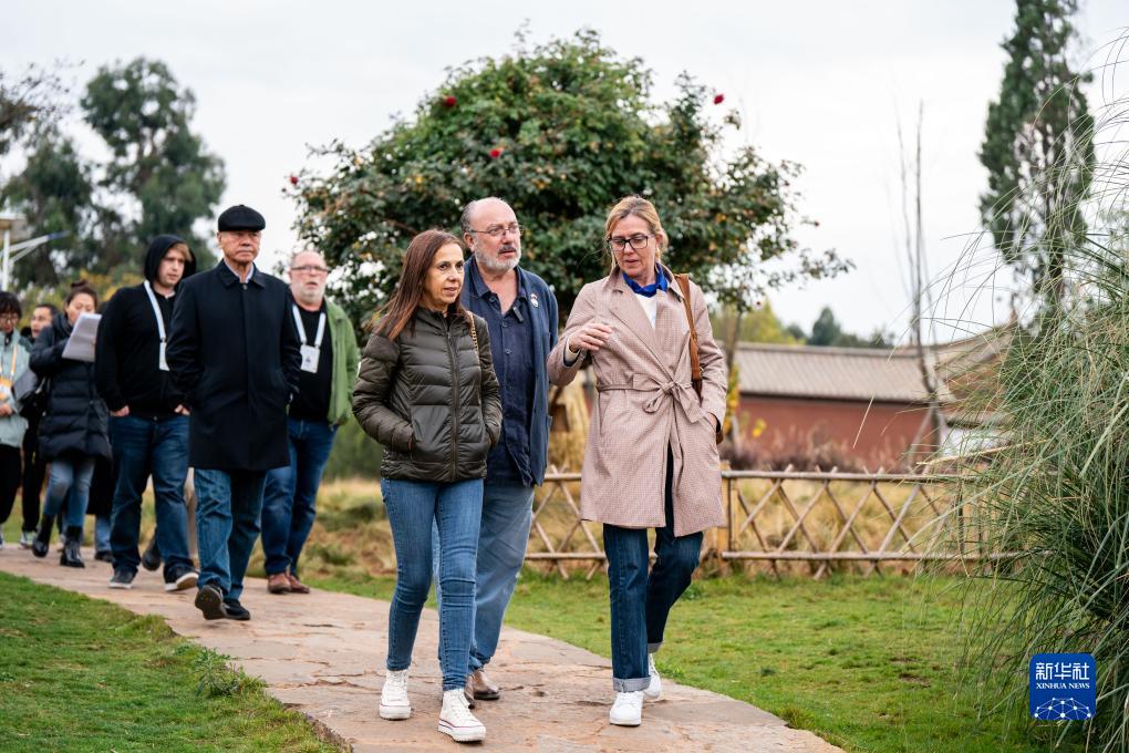 12月6日，世界媒體峰會(huì)參會(huì)代表在昆明市晉寧區(qū)小漁村參觀。新華社記者 胡超 攝