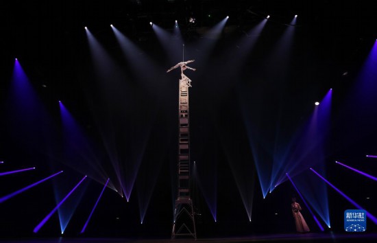 12月8日，演員在法國巴黎舉行的中國雜技“奇妙之夜”演出上表演《高椅》。新華社記者 高靜 攝