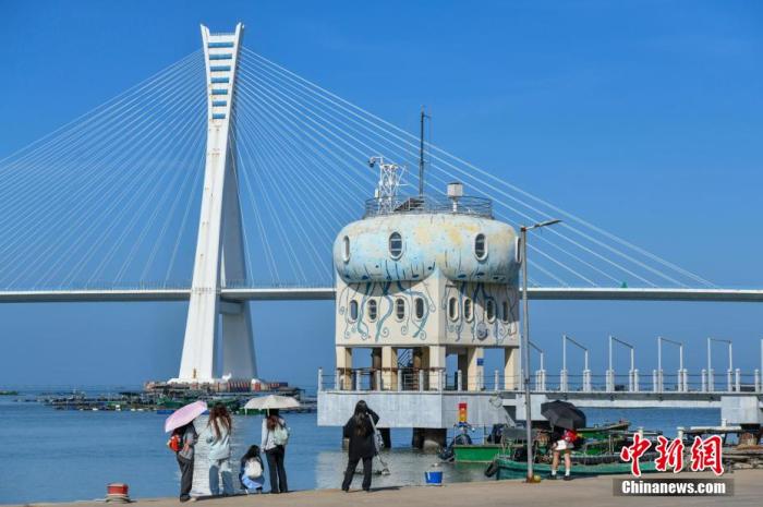 圖為游客在文昌鋪前漁港游玩。<a target='_blank' href='/' _fcksavedurl='/' ><p  align=