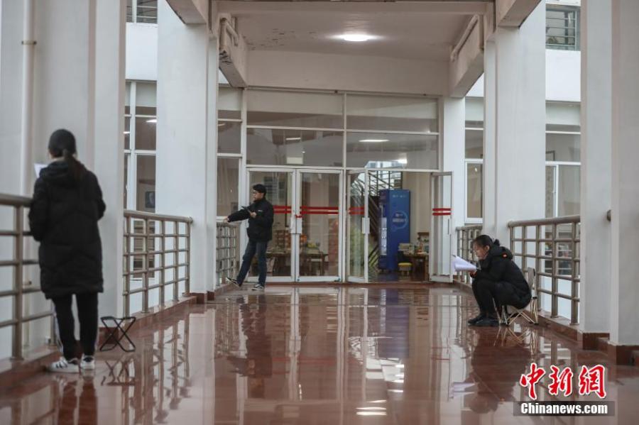 資料圖：幾位考研學(xué)生在南昌大學(xué)教學(xué)樓的天橋上復(fù)習(xí)備考。劉力鑫 攝