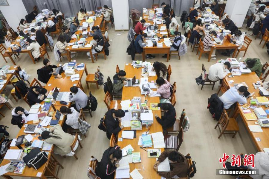 資料圖：眾多考研學(xué)生在南昌大學(xué)圖書館的自習(xí)室內(nèi)復(fù)習(xí)備考。劉力鑫 攝