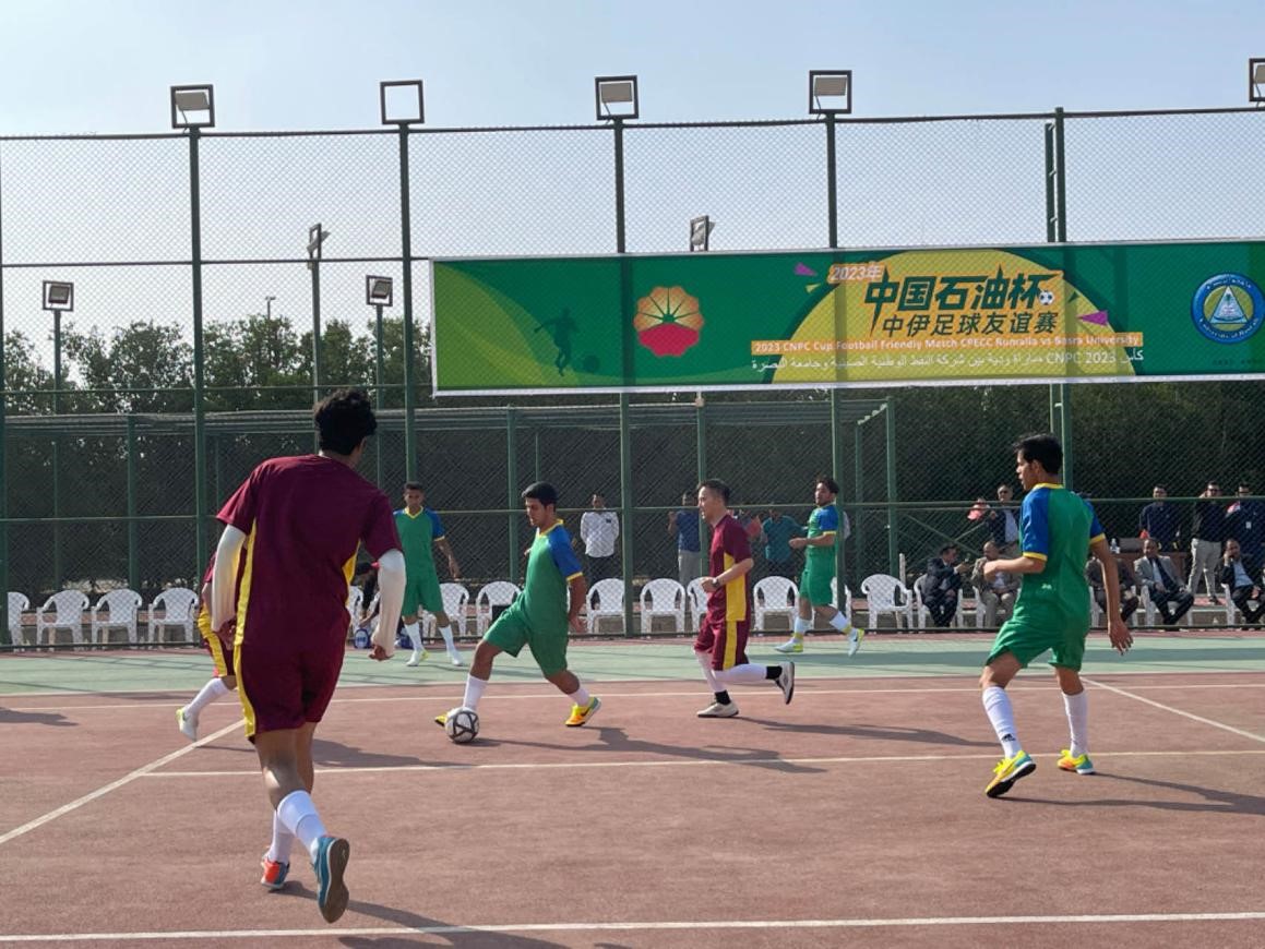 12月14日，中國石油（伊拉克）魯邁拉片區(qū)舉辦公共開放日和足球友誼賽。中國石油工程建設(shè)有限公司魯邁拉項目代表隊與巴士拉大學代表隊進行了比賽，巴士拉大學代表隊獲勝。文學軍攝