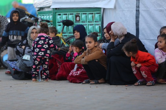 這是12月3日在加沙地帶代爾拜拉赫一家醫(yī)院拍攝的流離失所的巴勒斯坦人。新華社發(fā)