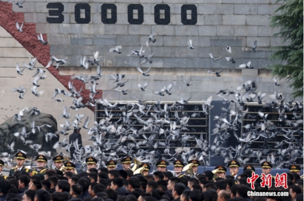 12月13日是第十個(gè)南京大屠殺死難者國(guó)家公祭日。當(dāng)天上午，南京大屠殺死難者國(guó)家公祭儀式在侵華日軍南京大屠殺遇難同胞紀(jì)念館舉行。圖為國(guó)家公祭儀式現(xiàn)場(chǎng)。中新社記者 泱波 攝