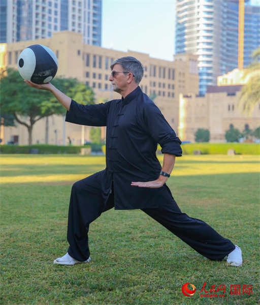 羅伯特在練習太極球。人民網(wǎng) 塔里克·易卜拉欣攝