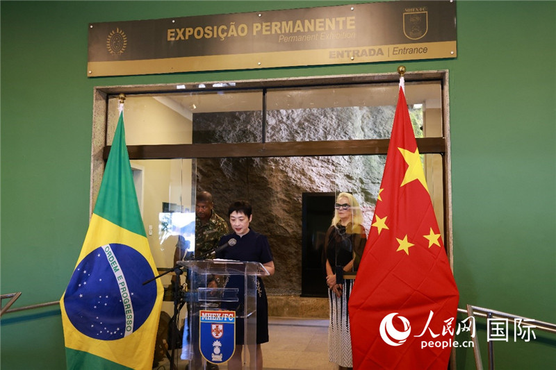 中國駐里約總領(lǐng)事田敏在攝影展開幕式上致辭。 人民網(wǎng)記者 陳海琪攝