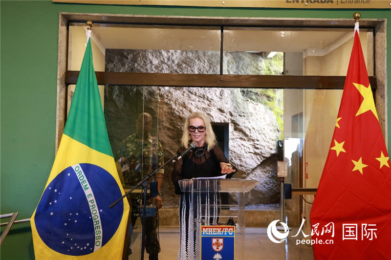 山河文化促進(jìn)中心執(zhí)行總裁瑪西婭·梅爾基奧爾在攝影展開幕式上致辭。 人民網(wǎng)記者 陳海琪攝