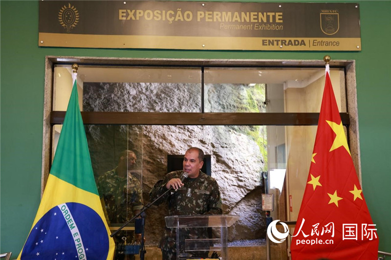 科帕卡瓦納要塞司令亞歷山大·羅伯托在攝影展開幕式上致辭。 人民網(wǎng)記者 陳海琪攝