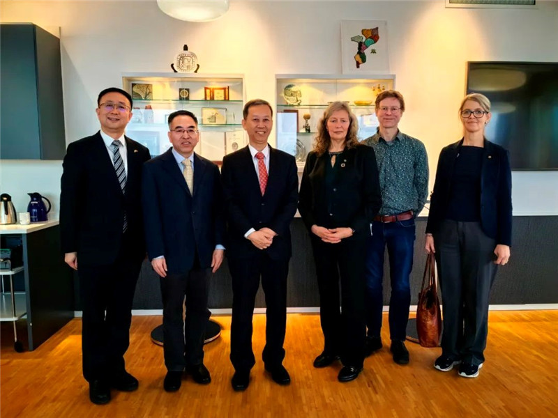中國駐瑞典大使崔愛民（左三）會見瑞典農(nóng)業(yè)大學(xué)校長薇迪（左四）。中國駐瑞典大使館供圖。