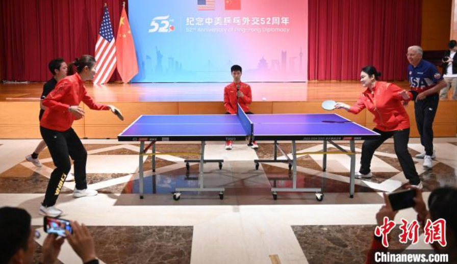 當(dāng)?shù)貢r(shí)間12月13日，中國駐美使館在華盛頓舉辦慶祝活動(dòng)紀(jì)念中美乒乓外交52周年。圖為丁寧、劉偉、戴爾等中美運(yùn)動(dòng)員上演混雙表演賽。中新社記者 陳孟統(tǒng) 攝