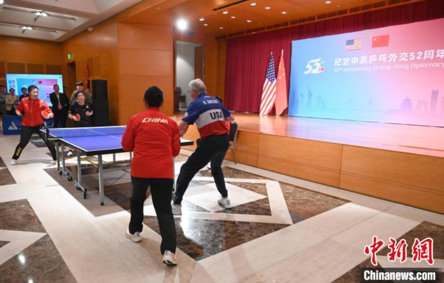 當(dāng)?shù)貢r(shí)間12月13日，中國駐美使館在華盛頓舉辦慶祝活動(dòng)紀(jì)念中美乒乓外交52周年。圖為丁寧、劉偉、戴爾等中美運(yùn)動(dòng)員上演混雙表演賽。中新社記者 陳孟統(tǒng) 攝