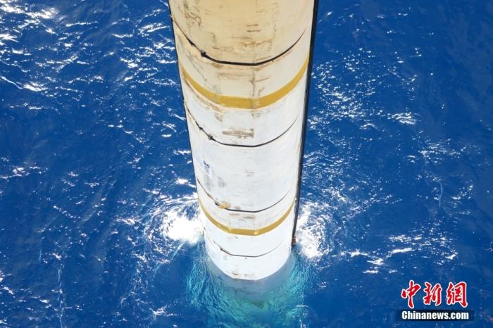 鉆井平臺上伸入海中的設(shè)備。<a target='_blank' href='/' _fcksavedurl='/' ><p  align=