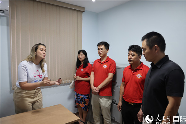 王尉育等人參觀并了解協(xié)會(huì)活動(dòng)場(chǎng)所及設(shè)施。人民網(wǎng)記者 時(shí)元皓攝