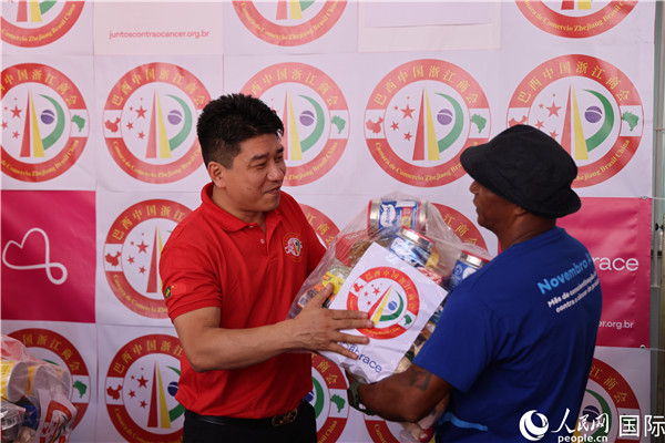 鄭俠茂向癌癥患者捐贈(zèng)食品籃。人民網(wǎng)記者 時(shí)元皓攝