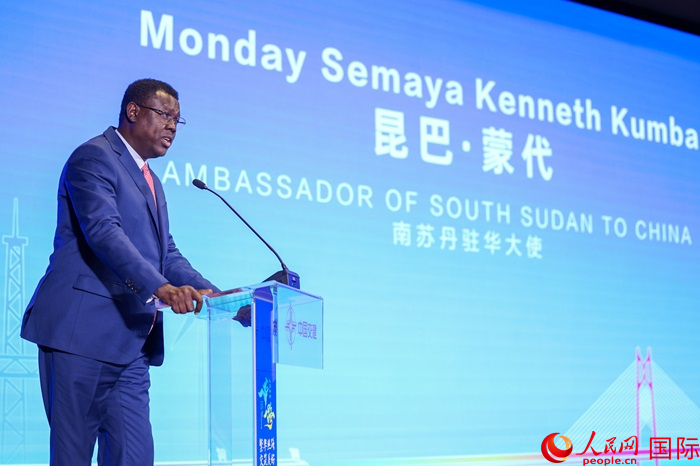 南蘇丹駐華大使蒙代在發(fā)布會上致辭。人民網(wǎng)記者 趙益普攝