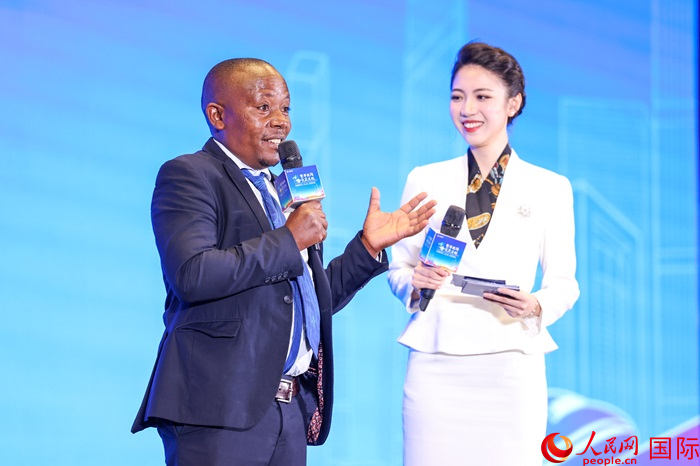 來自烏干達坎帕拉—恩德培機場高速公路項目的赫爾曼（左）被評為中國交建共建“一帶一路”最美外籍建設(shè)者之一。人民網(wǎng)記者 趙益普攝