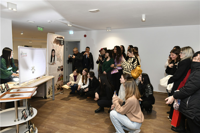 圖為觀眾欣賞帶有“你好中國(guó)”標(biāo)識(shí)的皮影展示。 布加勒斯特中國(guó)文化中心供圖。