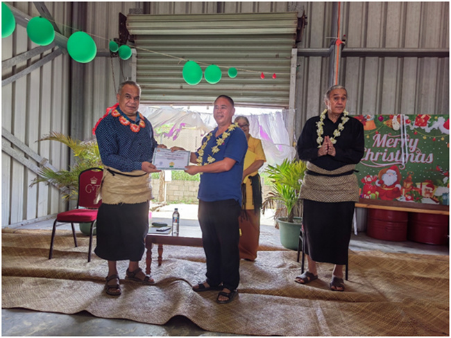 湯加農(nóng)林食品部部長(zhǎng)佛赫為唐匯勇組長(zhǎng)頒發(fā)獎(jiǎng)狀和獎(jiǎng)金。援湯加第六期農(nóng)業(yè)技術(shù)援助項(xiàng)目組供圖