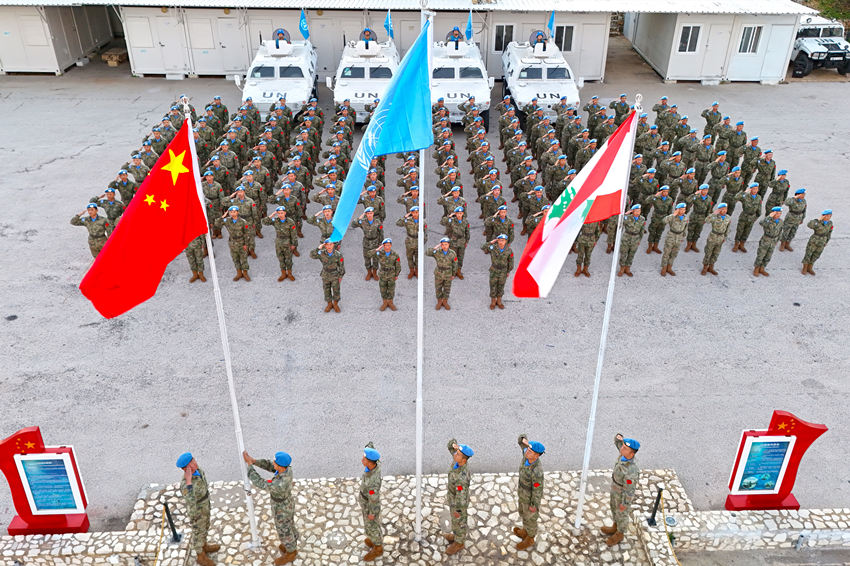 1月1日，中國(guó)第22批赴黎巴嫩維和官兵們舉行升旗儀式。胡光明攝