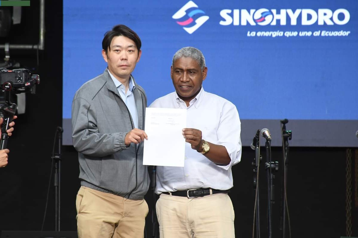 中國(guó)電建厄瓜多爾國(guó)別代表白納（左）代表中國(guó)電建向厄瓜多爾埃爾查科市康復(fù)中心捐贈(zèng)了一批康復(fù)器材，埃爾查科市市長(zhǎng)奧斯卡·德拉克魯斯·卡瓦蒂霍（右）對(duì)中國(guó)企業(yè)的善舉表示感謝。中國(guó)電建厄瓜多爾代表處供圖