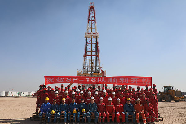 12月25日，中石化國工科威特分公司SINOPEC-16隊在科威特北部油區(qū)順利開鉆。中石化供圖