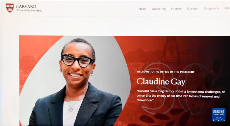 美國(guó)媒體1月2日?qǐng)?bào)道，哈佛大學(xué)校長(zhǎng)蓋伊宣布辭職。這是1月2日拍攝的有蓋伊照片的哈佛大學(xué)官網(wǎng)校長(zhǎng)辦公室頁(yè)面。新華社記者李睿 攝