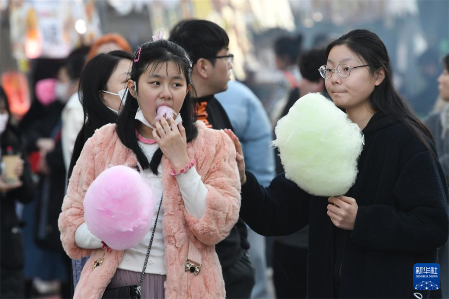 1月5日，在日本名古屋市第18屆“名古屋中國春節(jié)祭”上，游客品嘗棉花糖。新華社記者 岳晨星 攝