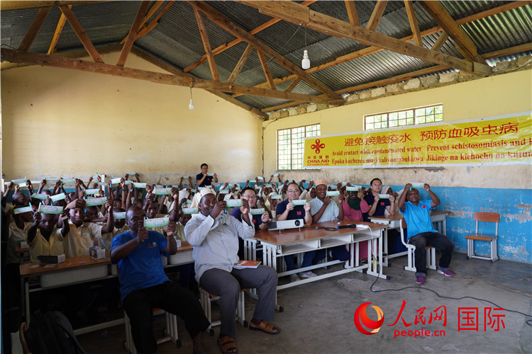 中國專家組走進(jìn)姆坦噶尼小學(xué)開展血吸蟲病防治健康教育。人民網(wǎng)記者 黃煒鑫攝