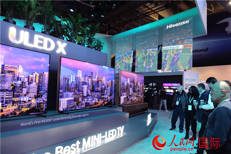 在2024年美國(guó)消費(fèi)電子展上，人們駐足觀看中國(guó)企業(yè)海信推出的ULED X系列電視110UX，該產(chǎn)品獲得“2024年美國(guó)消費(fèi)電子展創(chuàng)新獎(jiǎng)”。人民網(wǎng)記者 李志偉攝