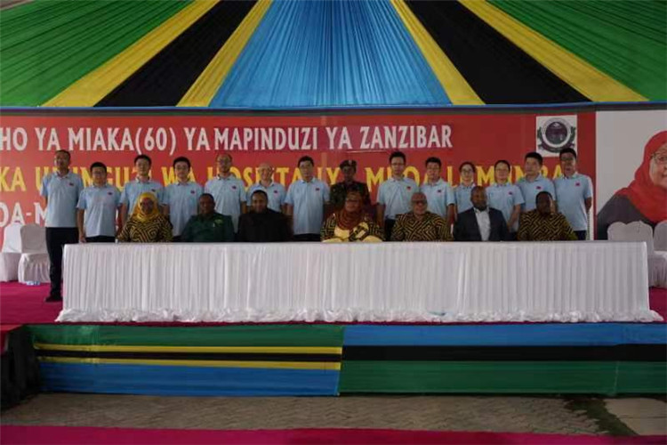 坦桑尼亞政要與中國醫(yī)療隊合影。中國（江蘇）第33期援桑給巴爾醫(yī)療隊供圖