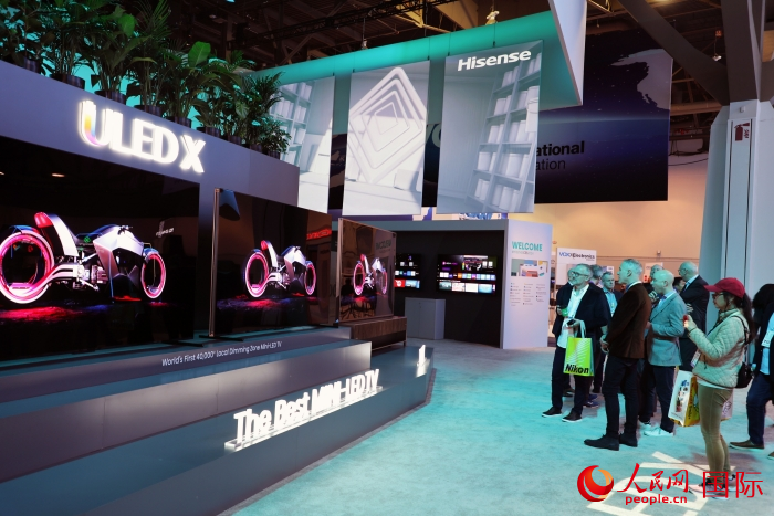 海信在此次展會(huì)上推出ULED X系列電視110UX，是全球首臺(tái)4萬(wàn)+分區(qū)MiniLED電視，斬獲2024年美國(guó)消費(fèi)電子展創(chuàng)新獎(jiǎng)。人民網(wǎng)記者 李志偉攝