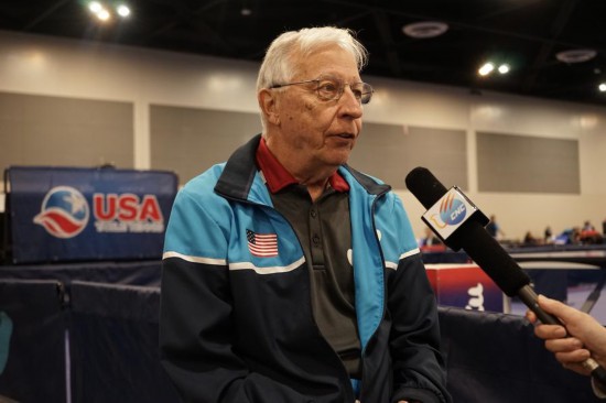 2023年12月16日，中美“乒乓外交”親歷者戴爾·斯威里斯在2023年美國(guó)乒乓球公開賽老年組比賽間隙接受新華社記者專訪。