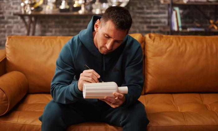 2023年10月，赤水河酒曬出的梅西為赤水河酒酒瓶簽名照片。 截圖自