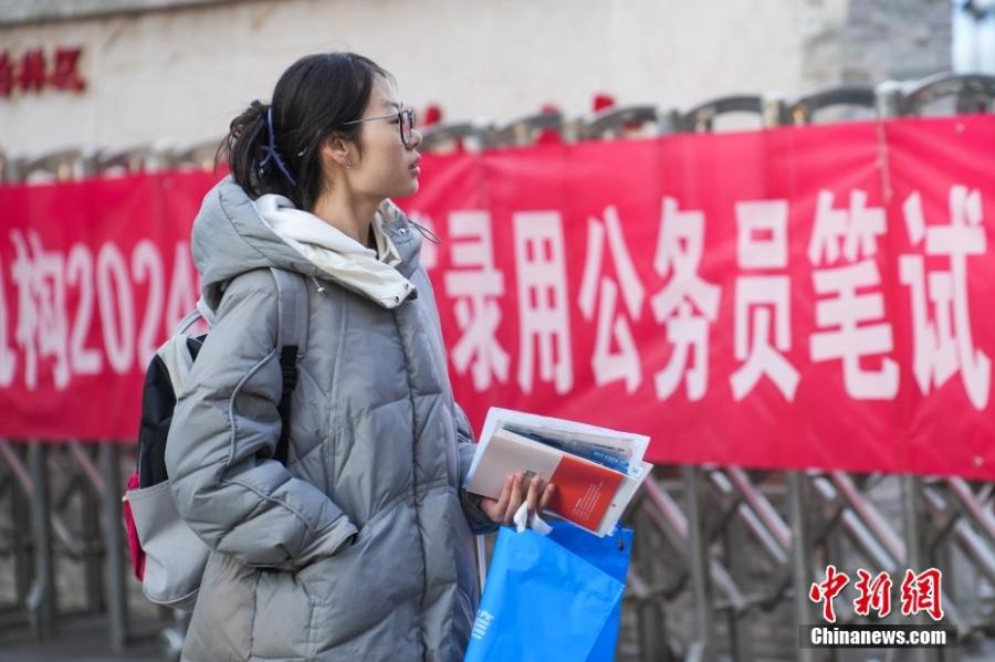2023年11月26日，山西省太原市，考生步入考場。當(dāng)日，中央機(jī)關(guān)及其直屬機(jī)構(gòu)2024年度考試錄用公務(wù)員公共科目筆試舉行。<a target='_blank' href='/'><p  align=
