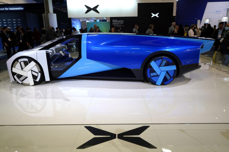 1月11日，人們在美國拉斯維加斯消費電子展小鵬公司展臺觀看電動飛行汽車Aeroht。新華社記者吳曉凌攝