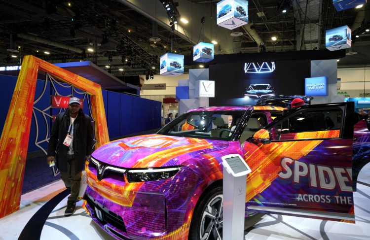 1月11日，人們在美國拉斯維加斯消費電子展越南電動汽車制造商VinFast展臺參觀。新華社記者吳曉凌攝