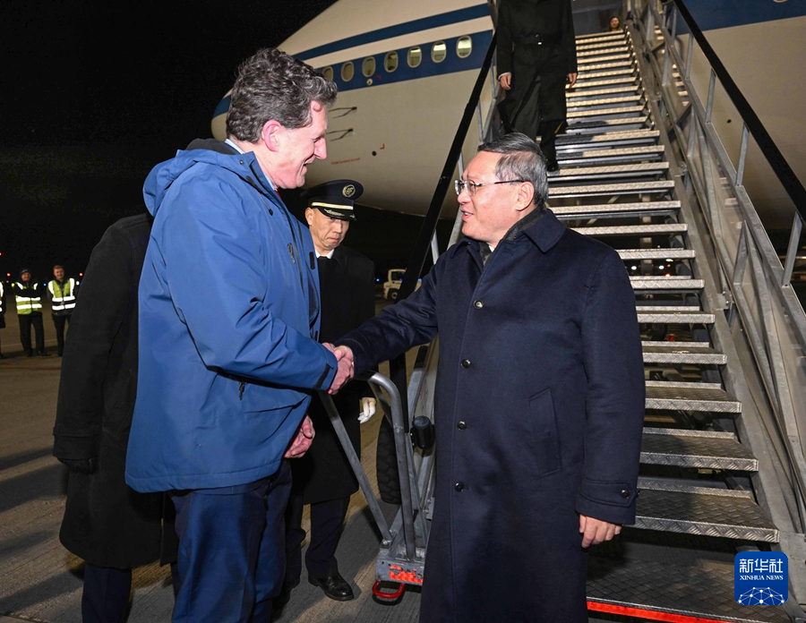 當(dāng)?shù)貢r(shí)間1月16日晚，應(yīng)愛爾蘭總理瓦拉德卡邀請(qǐng)，國(guó)務(wù)院總理李強(qiáng)乘包機(jī)抵達(dá)都柏林國(guó)際機(jī)場(chǎng)，開始對(duì)愛爾蘭進(jìn)行正式訪問。愛爾蘭環(huán)境、氣候與通訊部長(zhǎng)兼交通部長(zhǎng)瑞安等到機(jī)場(chǎng)迎接。新華社記者 饒愛民 攝